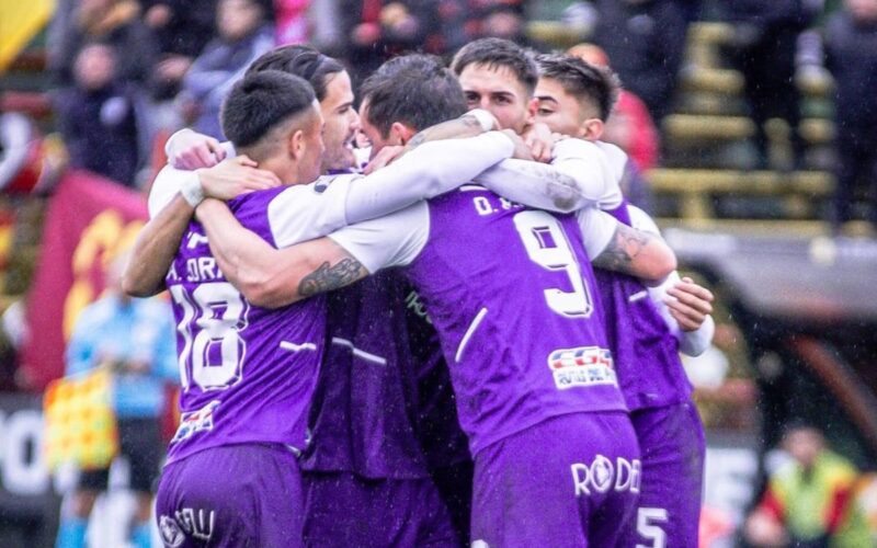 Octavio Rivero celebrando un gol con el plantel de Defensor Sporting.