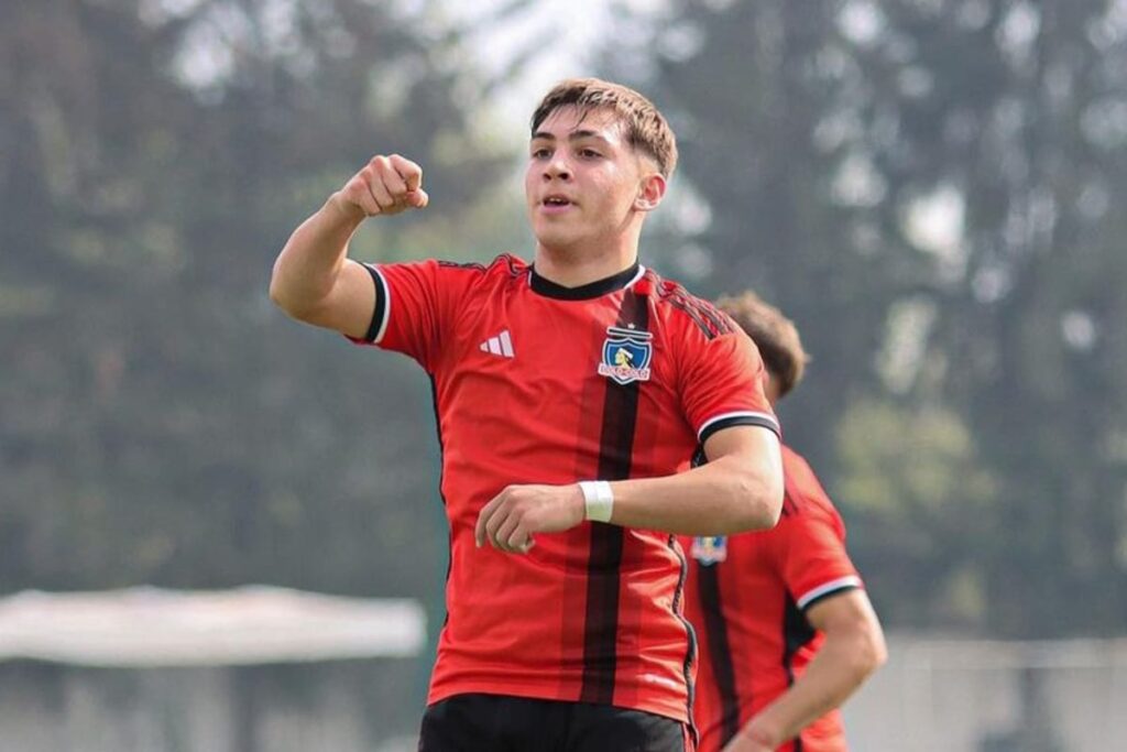 Fidel Tourn celebrando su primer gol con Colo-Colo