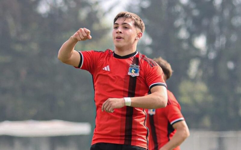 Fidel Tourn celebrando su primer gol con Colo-Colo