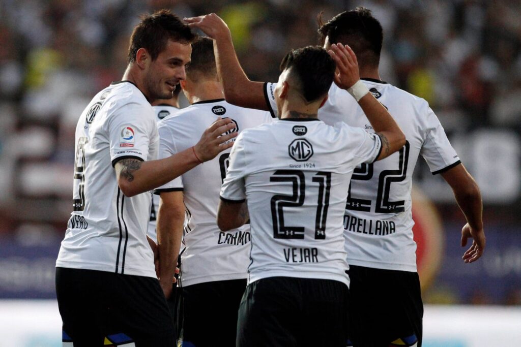 Jugadores de Colo-Colo celebrando un gol en la temporada 2018