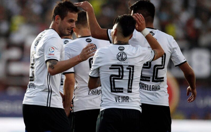 Jugadores de Colo-Colo celebrando un gol en la temporada 2018