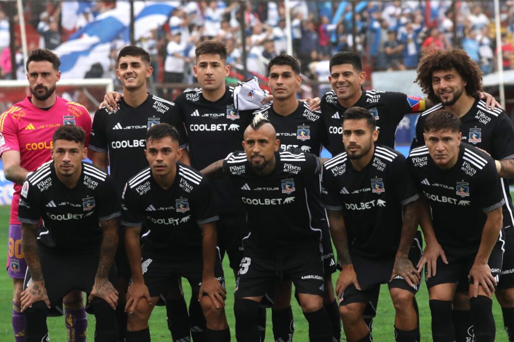 Formación de Colo-Colo vs Universidad Católica en el Estadio Santa Laura.