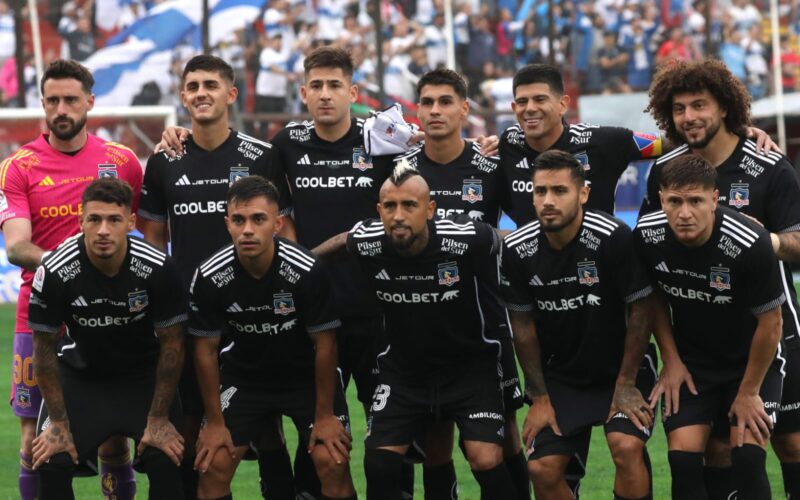 Formación de Colo-Colo vs Universidad Católica en el Estadio Santa Laura.