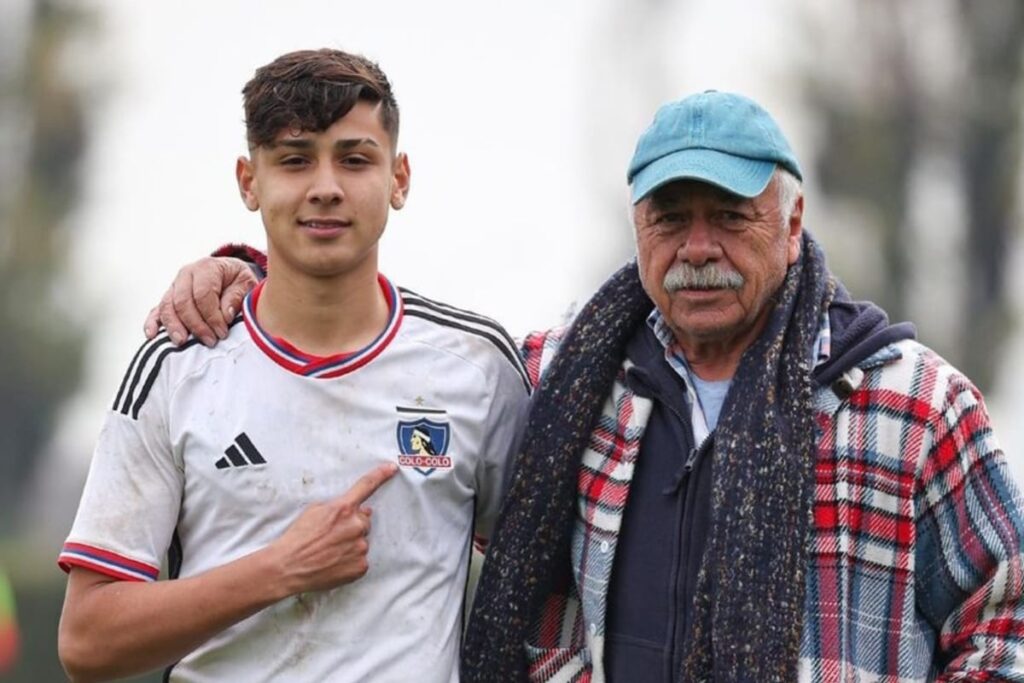 Franco Garrido y Carlos Caszely abrazados tras el triunfo de Colo-Colo