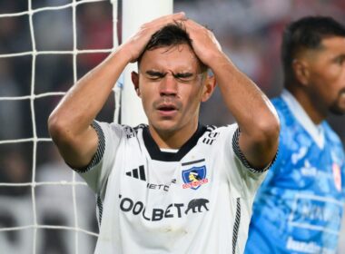 Vicente Pizarro lamentándose con la camiseta de Colo-Colo