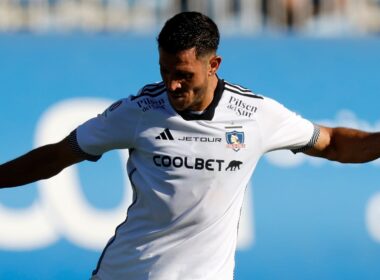 Primer plano a Ramiro González con camiseta de Colo-Colo