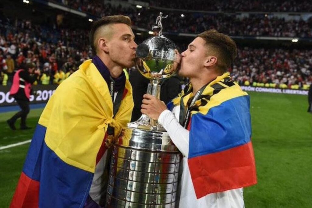 Juan Fernando Quintero besando la Copa Libertadores ganada con River Plate