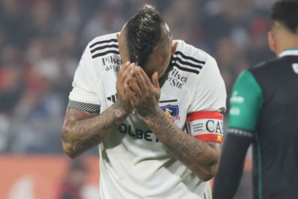 El jugador de Colo-Colo, Arturo Vidal se lamenta tras la caída frente a Copiapó