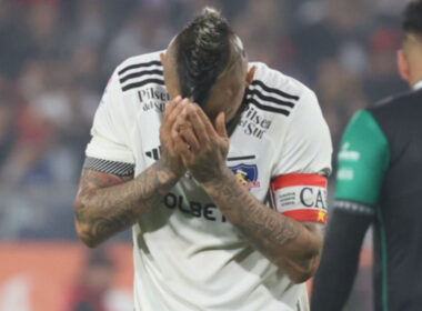 El jugador de Colo-Colo, Arturo Vidal se lamenta tras la caída frente a Copiapó