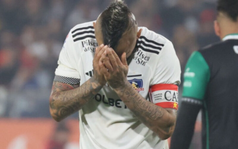 El jugador de Colo-Colo, Arturo Vidal se lamenta tras la caída frente a Copiapó