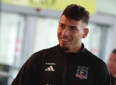 Alan Saldivia sonriendo con indumentaria de Colo-Colo.