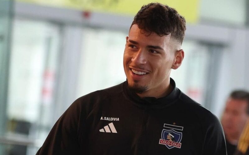 Alan Saldivia sonriendo con indumentaria de Colo-Colo.