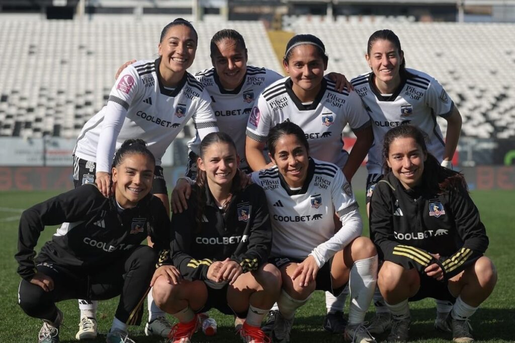 Plantel de Colo-Colo Femenino en el Estadio Monumental.