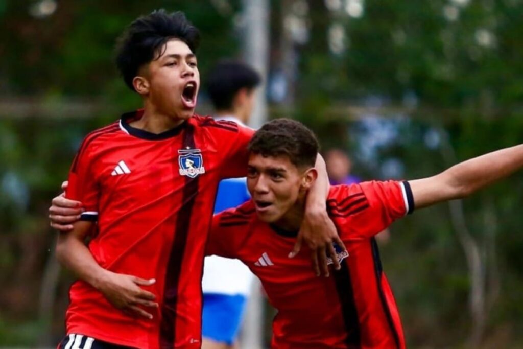 Jugadores del Fútbol Joven Colo-Colo celebrando un gol.