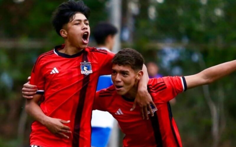 Jugadores del Fútbol Joven Colo-Colo celebrando un gol.