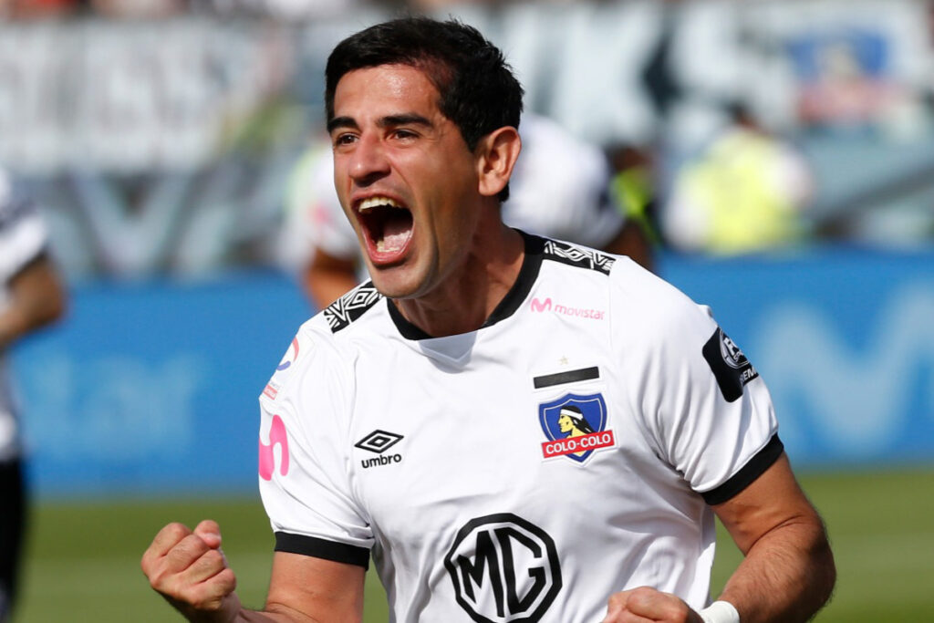 Julio Barroso celebrando su gol con Colo-Colo frente a Universidad de Chile en el Estadio Nacional.