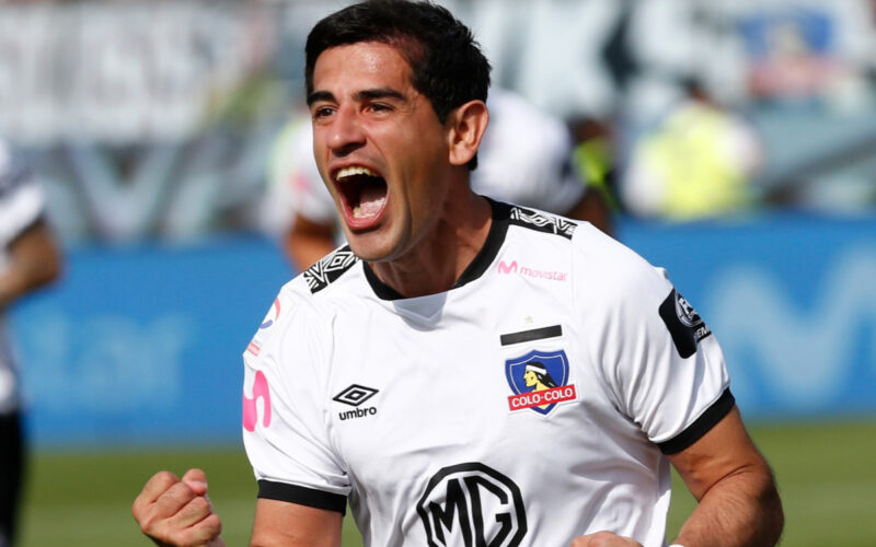 Julio Barroso celebrando su gol con Colo-Colo frente a Universidad de Chile en el Estadio Nacional.