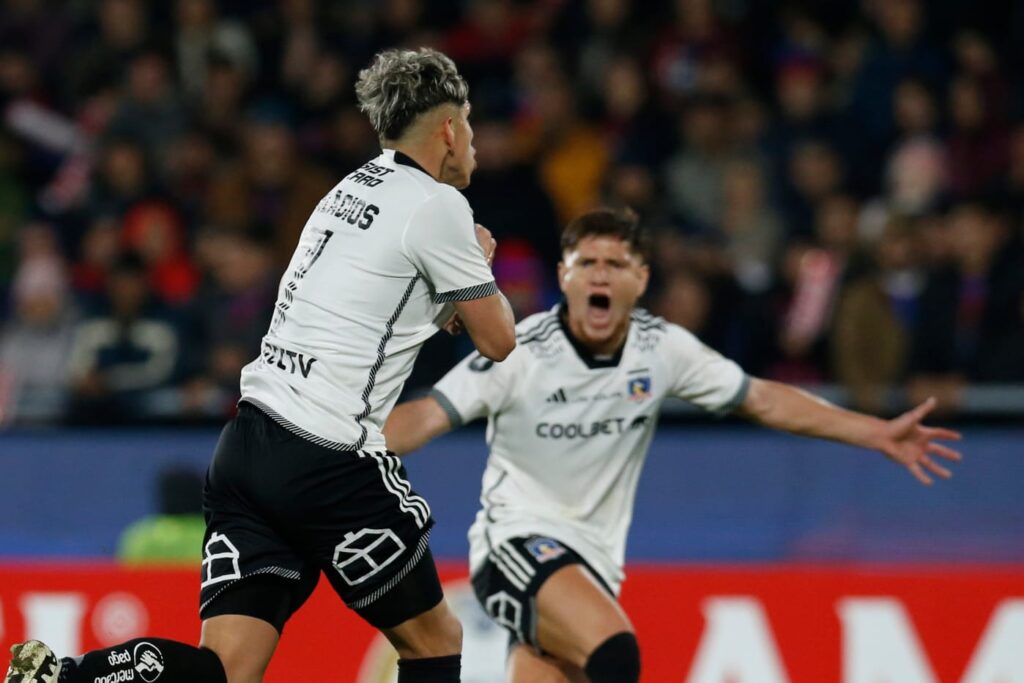 Carlos Palacios y Leonardo Gil celebrando un gol de Colo-Colo.