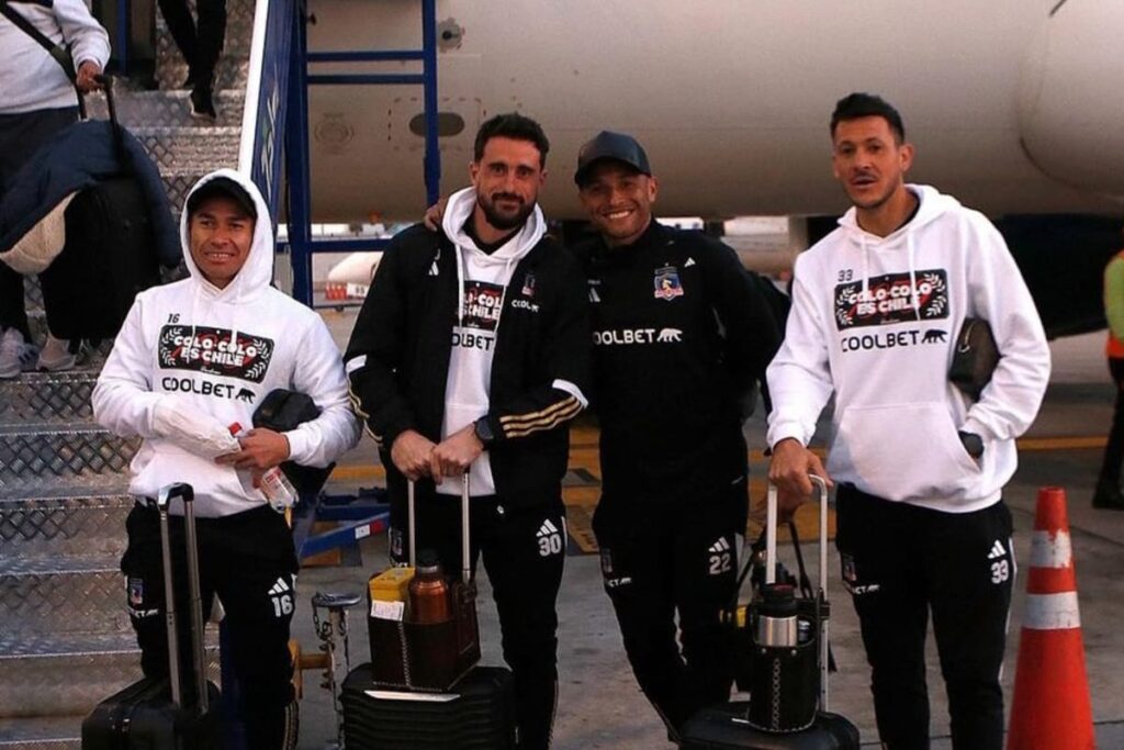 Óscar Opazo, Fernando de Paul, Leandro Benegas y Ramiro González fuera del avión de Colo-Colo.