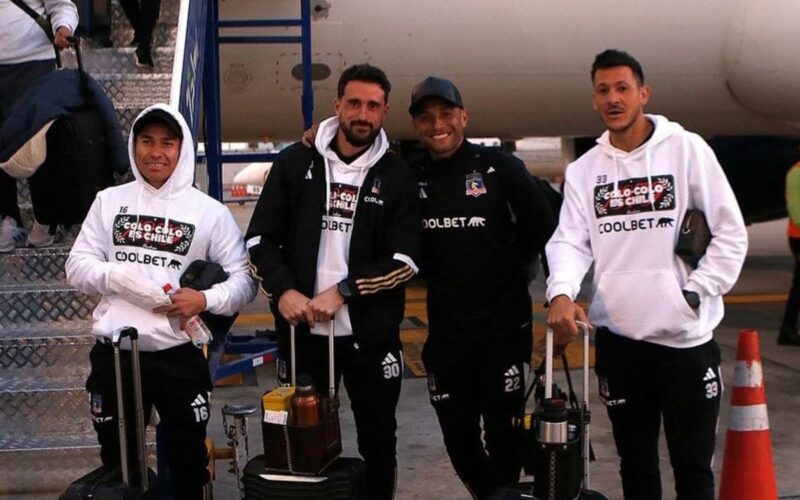 Óscar Opazo, Fernando de Paul, Leandro Benegas y Ramiro González fuera del avión de Colo-Colo.