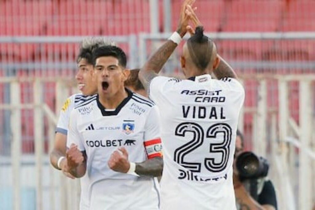 Esteban Pavez y Arturo Vidal celebrando un gol de Colo-Colo en el Estadio Nacional durante la Supercopa ante a Huachipato.