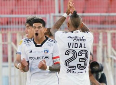 Esteban Pavez y Arturo Vidal celebrando un gol de Colo-Colo en el Estadio Nacional durante la Supercopa ante a Huachipato.