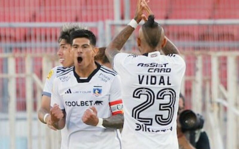 Esteban Pavez y Arturo Vidal celebrando un gol de Colo-Colo en el Estadio Nacional durante la Supercopa ante a Huachipato.