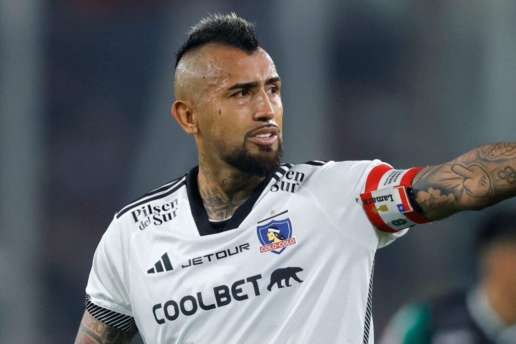 Arturo Vidal con camiseta de Colo-Colo y jineta de capitá.