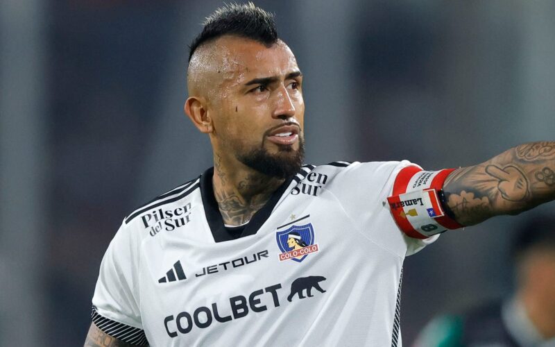 Arturo Vidal con camiseta de Colo-Colo y jineta de capitá.