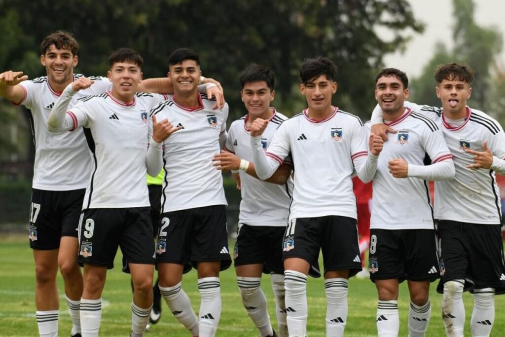 Colo-Colo Proyección celebrando un gol en el Estadio Monumental.