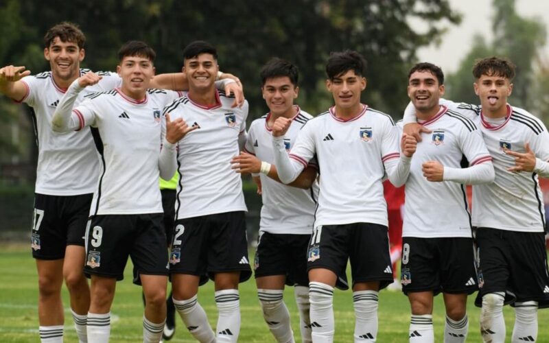 Colo-Colo Proyección celebrando un gol en el Estadio Monumental.