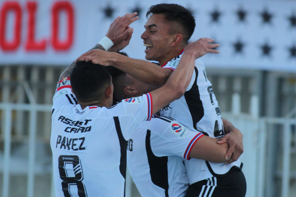 Jugadores de Colo-Colo celebran gol de Vicente Pizarro