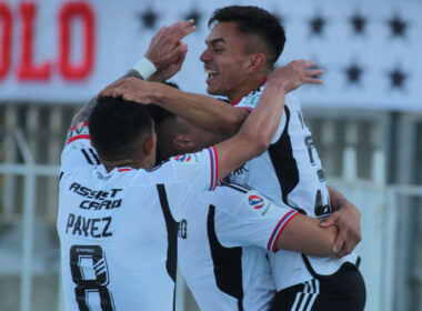 Jugadores de Colo-Colo celebran gol de Vicente Pizarro