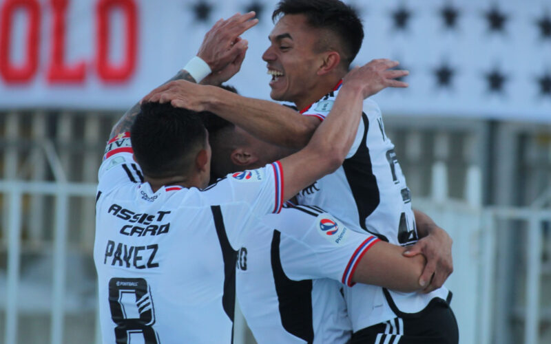 Jugadores de Colo-Colo celebran gol de Vicente Pizarro