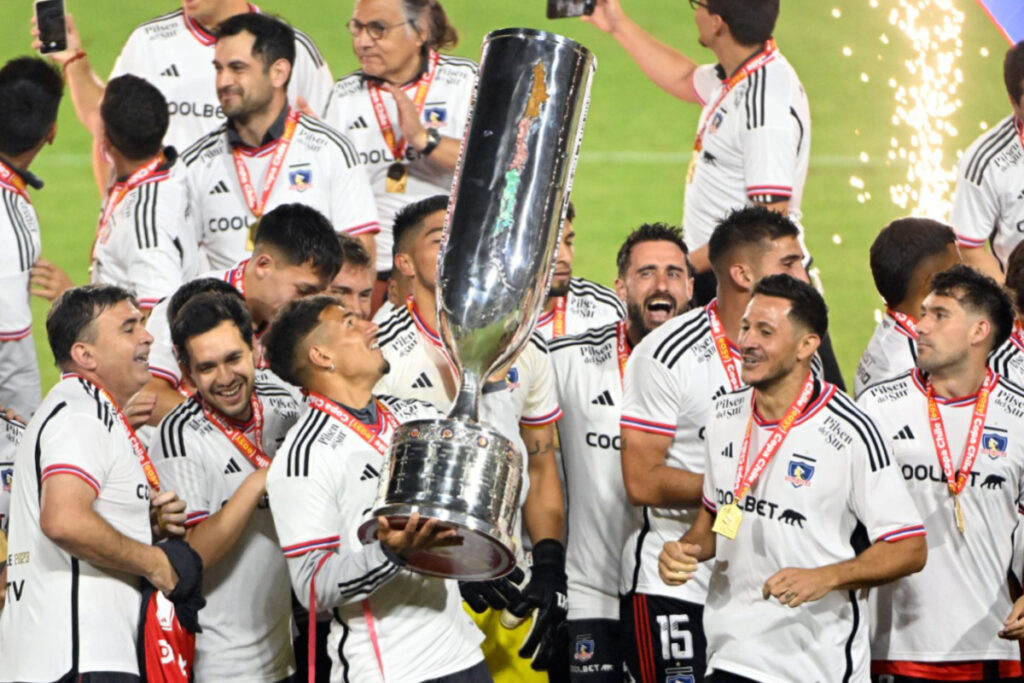 Jugadores de Colo-Colo levantando el trofeo de la Copa Chile 2023