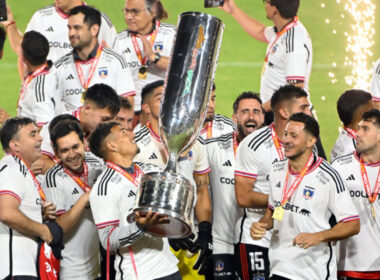 Jugadores de Colo-Colo levantando el trofeo de la Copa Chile 2023