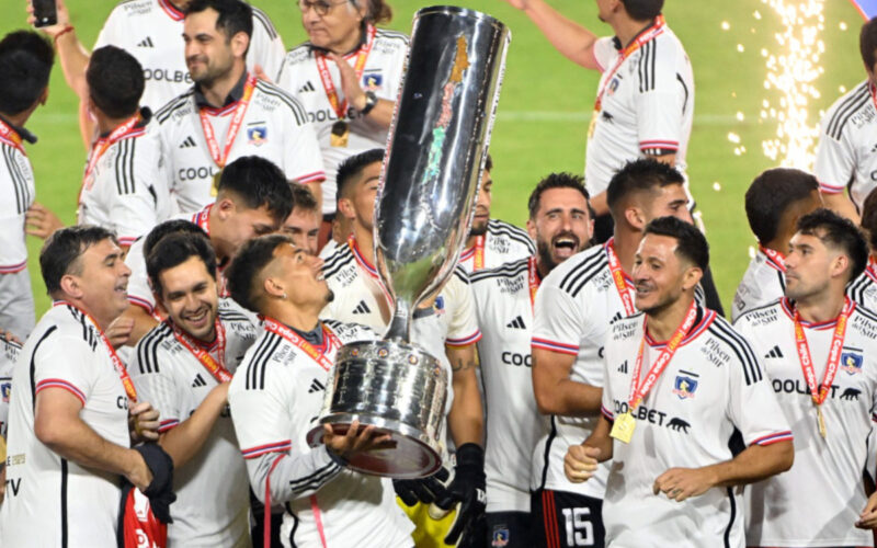 Jugadores de Colo-Colo levantando el trofeo de la Copa Chile 2023