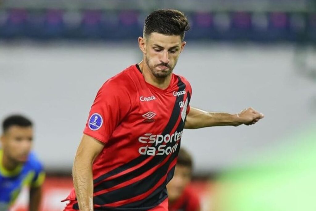 Lucas Di Yorio con camiseta de Athletico Paranaense.