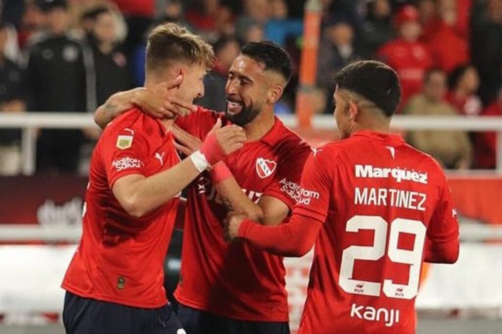 Mauricio Isla, Matías Giménez y Braian Martínez celebrando un gol con Independiente de Avellaneda.