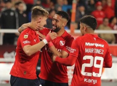 Mauricio Isla, Matías Giménez y Braian Martínez celebrando un gol con Independiente de Avellaneda.