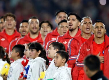 Selección Chilena cantando el himno nacional.
