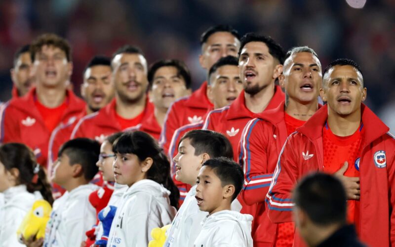 Selección Chilena cantando el himno nacional.