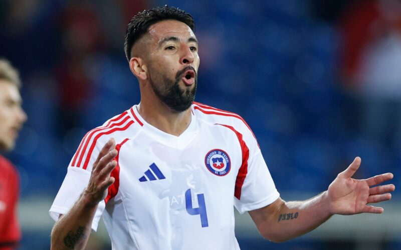 Mauricio Isla con camiseta de la Selección Chilena