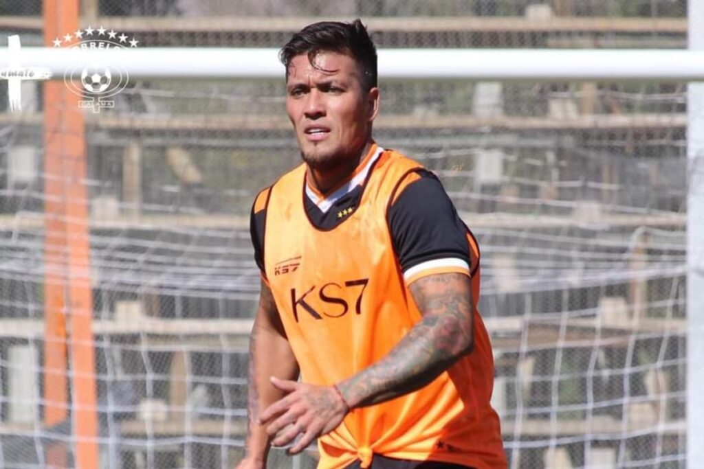 Javier Parraguez entrenando con camiseta de Cobreloa.