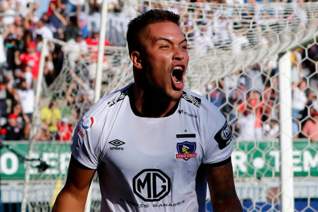 Javier Parraguez celebrando un gol con Colo-Colo en la final de la Copa Chile 2019.