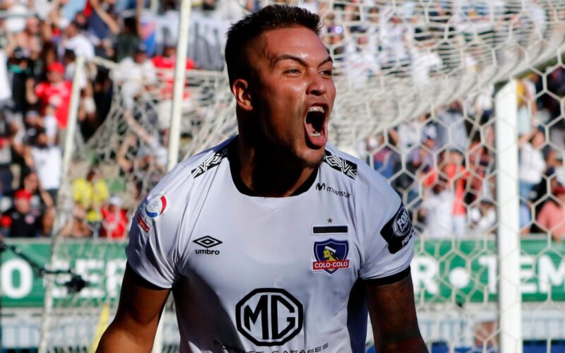 Javier Parraguez celebrando un gol con Colo-Colo en la final de la Copa Chile 2019.