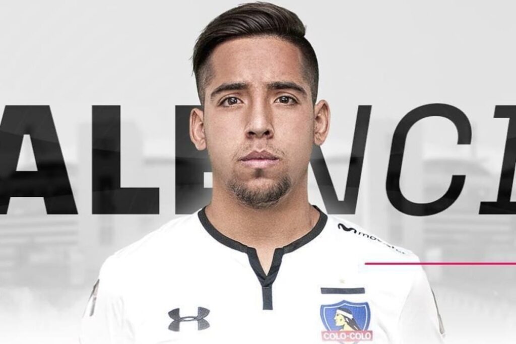 Sebastián Valencia con camiseta de Colo-Colo.