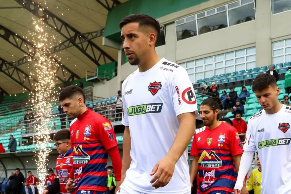 Sebastián Valencia en su debut con Ñublense