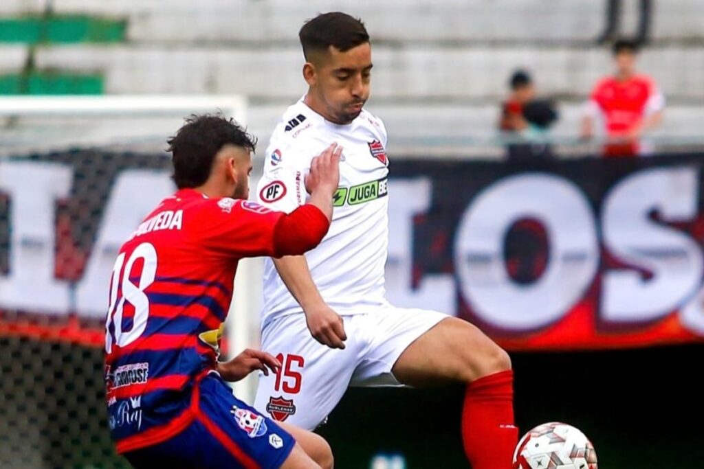 Sebastián Valencia quitando un balón durante su debut con Ñublense