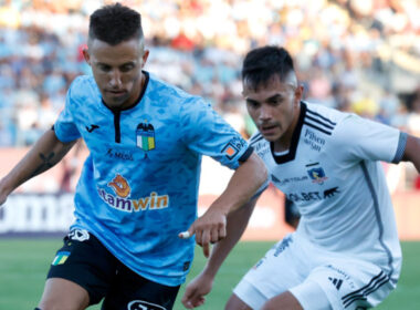 Diego Buonanotte y Vicente Pizarro disputando un balón en el Campeonato Nacional.